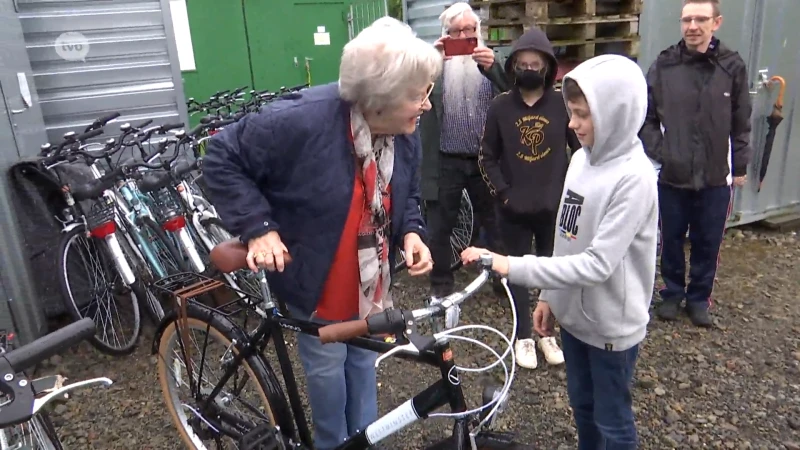 Vzw BiJeVa deelt splinternieuwe fietsen uit aan kinderen die opgroeien in kansarmoede