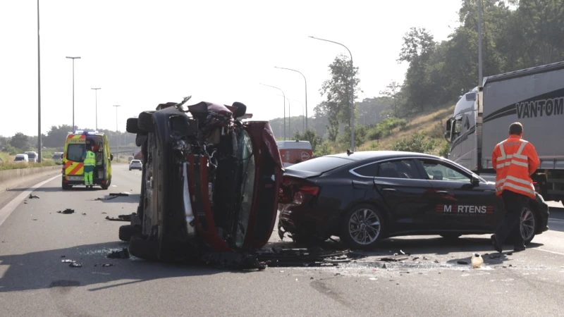 Twee uur file door twee ongevallen op E17