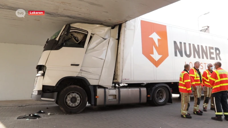 Lokeren: vrachtwagen rijdt tegen spoorwegbrug