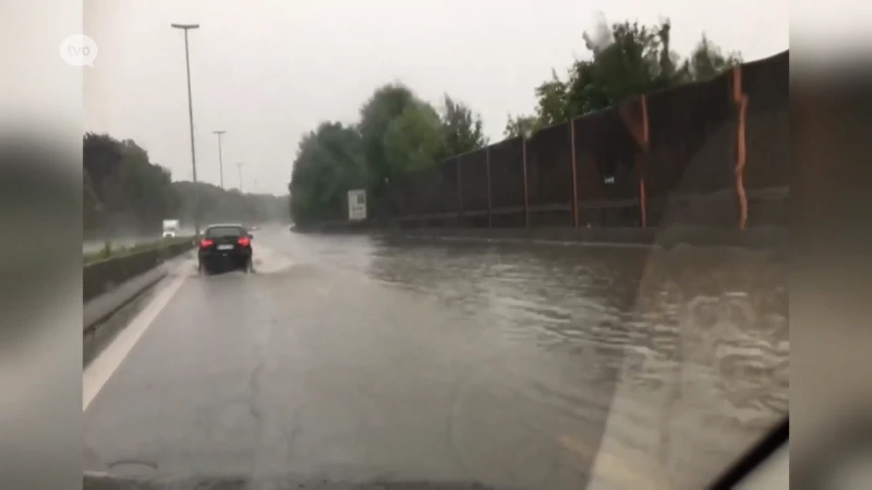 Onweer en intense buiten zetten verschillende straten in en rond Aalst blank, ook E40 onder water