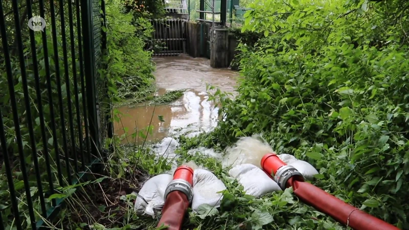 Brandweer Aalst voorkomt dat het Kasteel Schotte volledig onder water loopt