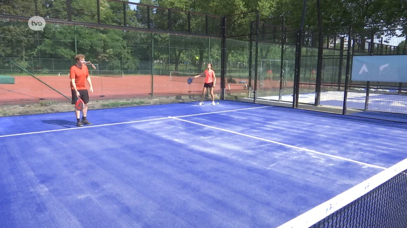 Aalst heeft er drie padelterreinen bij: "Ouders kunnen balletje slaan terwijl kinderen voetballen"