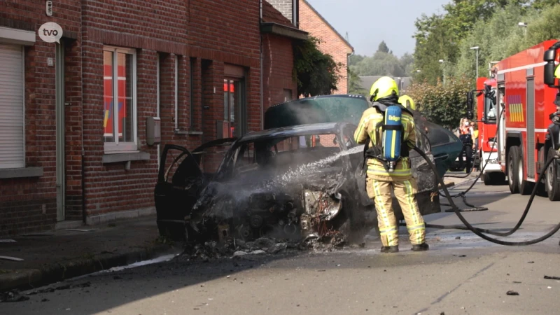 Pas gekochte wagen brandt volledig uit in Temse