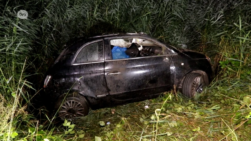 Jong koppel zwaargewond nadat auto over de kop gaat in Stekene