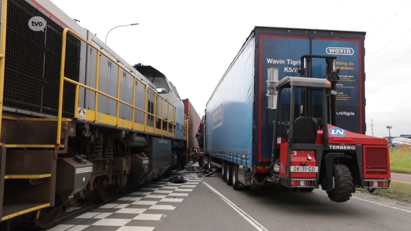 Vrachtwagen botst op trein in Waaslandhaven
