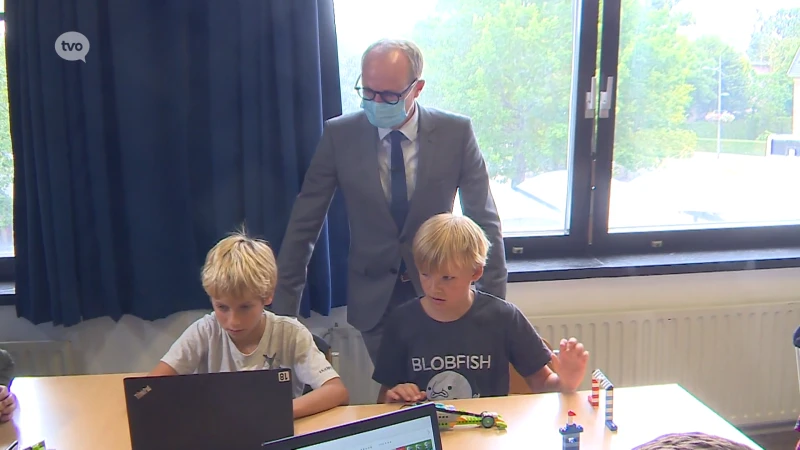 Ben Weyts maakt 385 miljoen euro vrij voor laptops in de klas: "Het is mijn mooiste 1 september ooit"