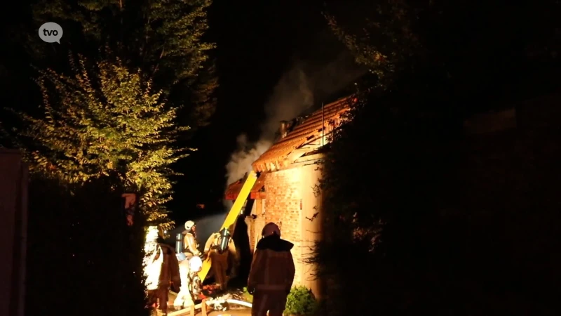 Hooi- en afvalbrand slaat over op woning in Berlare