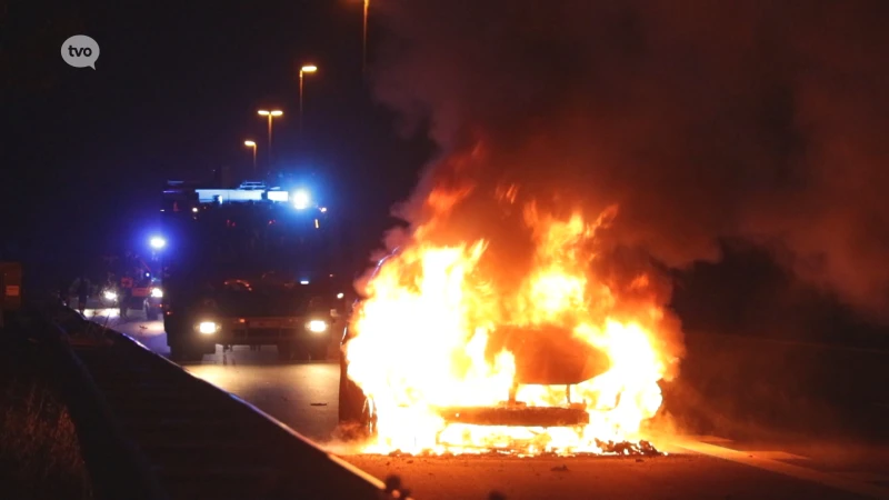 Auto in lichterlaaie op E17 in Waasmunster