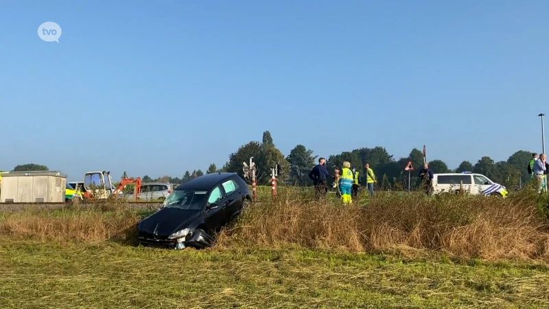 Auto gegrepen door scholierentrein in Erpe-Mere