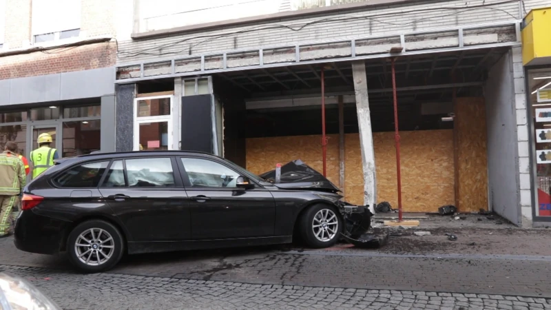 Auto knalt tegen gevel van leegstaande winkel in drukke winkelstraat van Zele