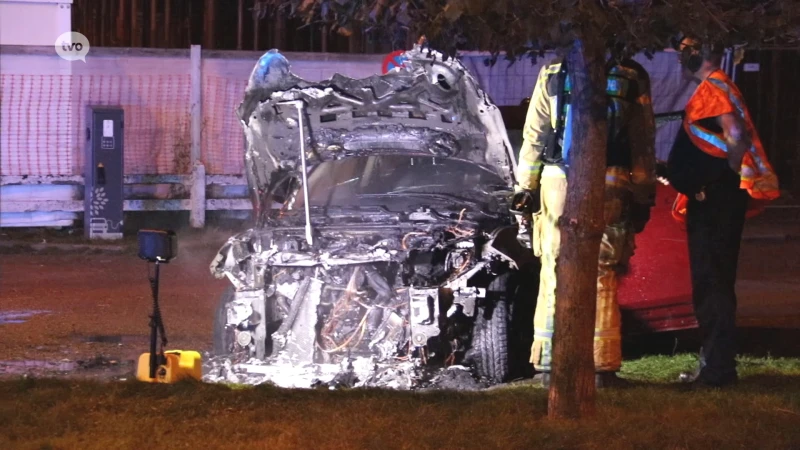 Auto brandt uit in Aalst in verdachte omstandigheden