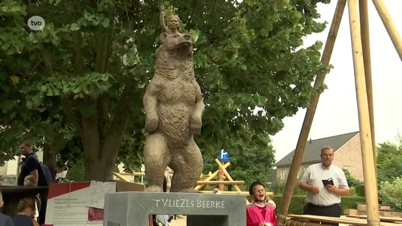 Beer met kind-standbeeld voor 10de Berenfeesten in Vlierzele