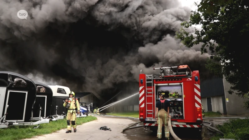 Ongezien: uitslaande brand in kippenbedrijf met gigantische rookpluim