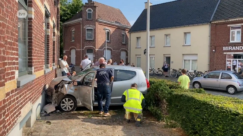 Auto belandt tegen gevel, bestuurster gewond