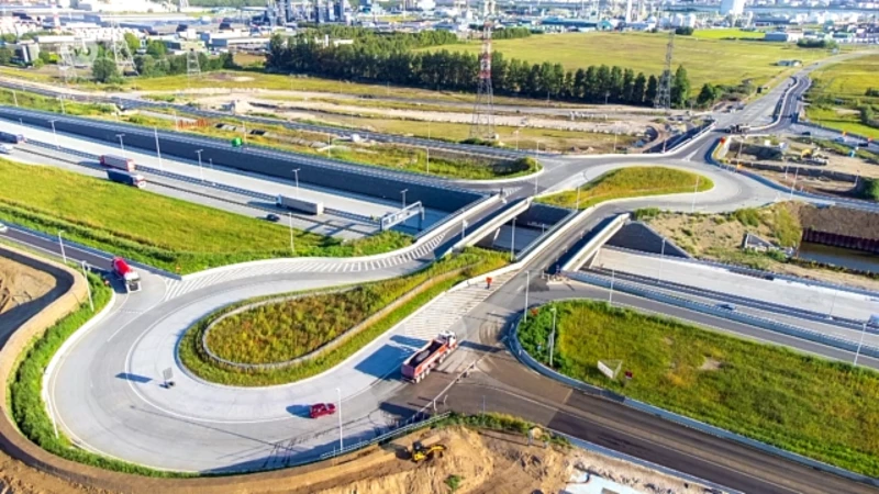 Nieuwe kluifrotonde aan E34 Waaslandhaven is klaar voor gebruik