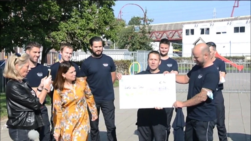 Brandweerpost Lokeren overhandigt cheque van 14.916,0 euro aan schooltje in Chaudfontaine