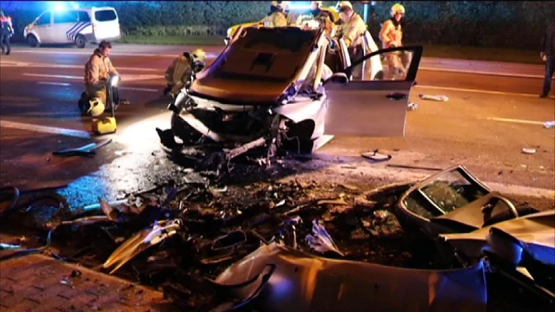 Auto crasht tegen geparkeerde vrachtwagen, twee zwaargewonden, waarvan 1 persoon in levensgevaar