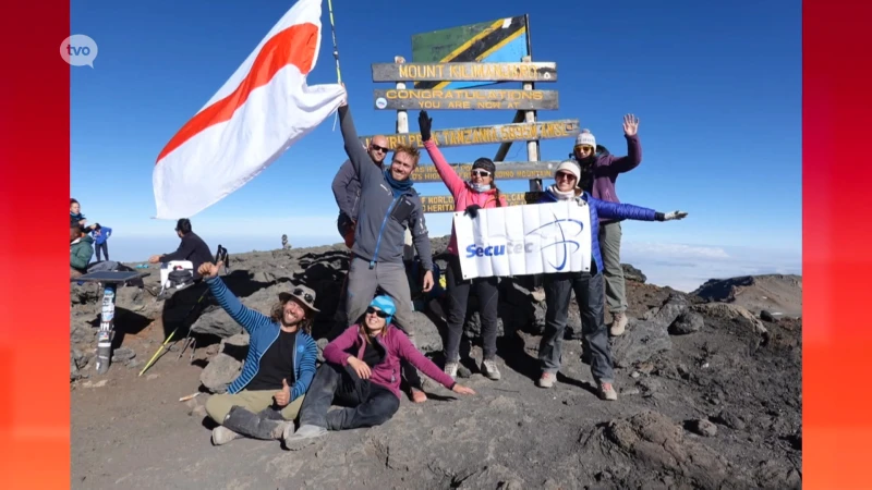 Avonturier Jelle Veyt bereikt de top van de Kilimanjaro
