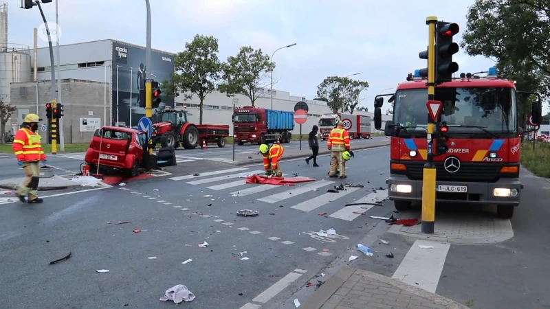 Zware crash van brommobiel in Zele, twee zwaargewonden