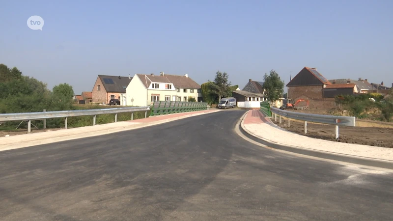 Na bijna een jaar opent nieuwe spoorwegbrug Erpe-Mere