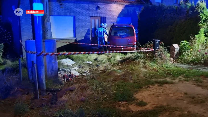 Auto vliegt uit de bocht en belandt tegen gevel van huis