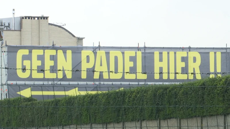 Reuzespandoek aan De Haring in Aalst voorspelt weinig draagvlak voor nieuw padelcomplex