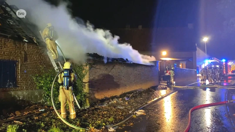 Schuurbrand in Aaigem moeilijk te doven door sterke wind