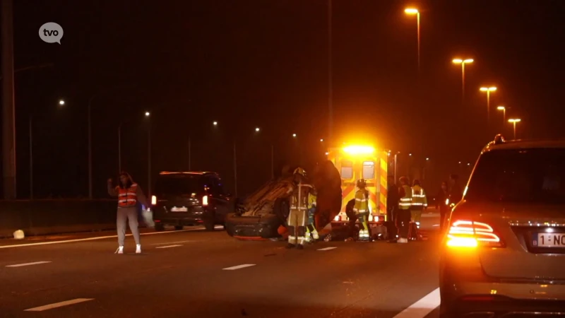 Twee gewonden nadat auto over de kop gaat op E17