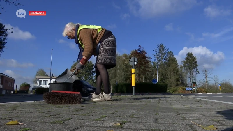 Jacqueline (76) veegt al 20 jaar de rotonde voor haar deur schoon, elke dag opnieuw