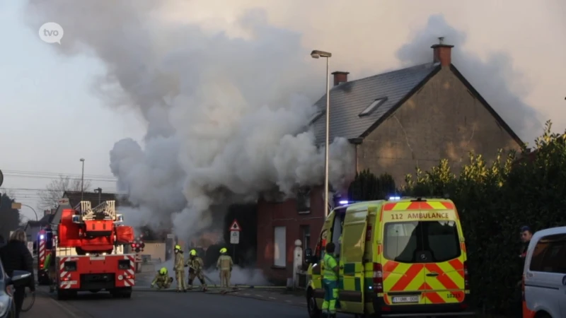 Uitslaande brand legt woning in Sinaai in de as