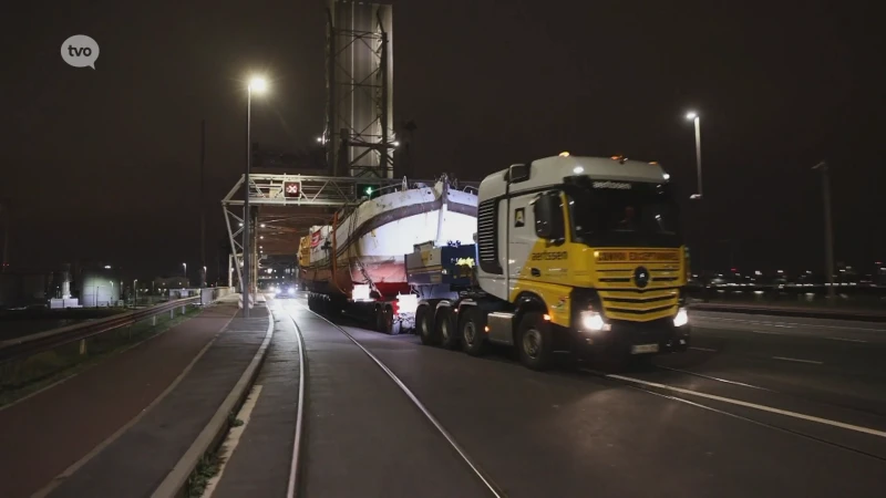 Transport oude vracht- en schooltjalk Ortelius is huzarenstukje