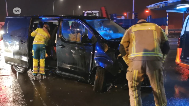 Minibus gaat van de baan in Sint-Niklaas, vijf mensen gewond