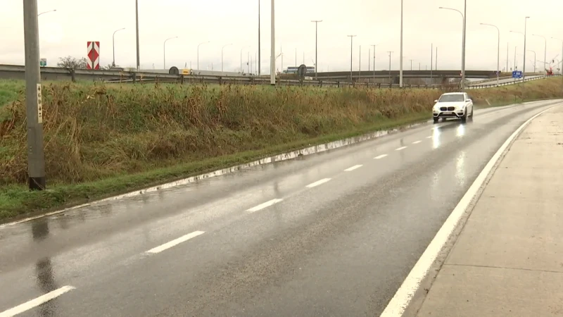 Regen zorgt voor gevaarlijke situaties, afwatering op parallelweg E34 moet beter