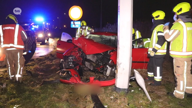 Auto zwaar uit de bocht op klaverblad aan oprit E17 in Sint-Niklaas