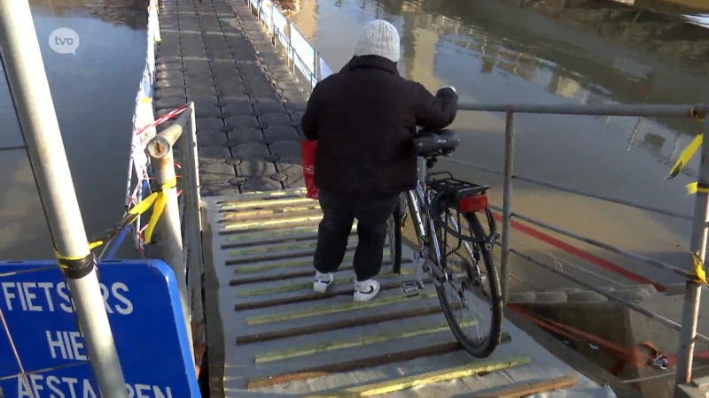 Erembodegemse noodbrug geopend voor voetgangers, fietsers, en valpartijen: "Ik mag er niet aan denken als het vriest of sneeuwt"