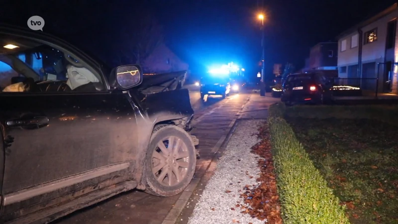 Terreinwagen slingert geparkeerde auto 20 meter ver in Sint-Pauwels