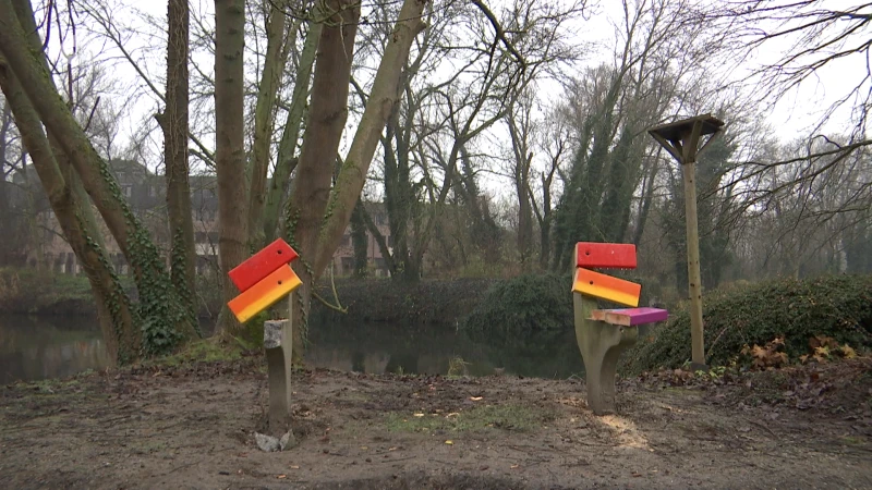 Dendermonde: Vandalen zagen regenboogbank doormidden en dumpen die in het water