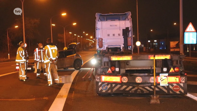 Jonge autobestuurder rijdt op geparkeerde vrachtwagen in Sint-Niklaas
