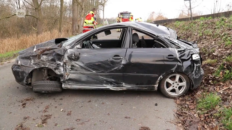 Dendermonde: Auto knalt tegen dijk en gaat meerdere keren overkop