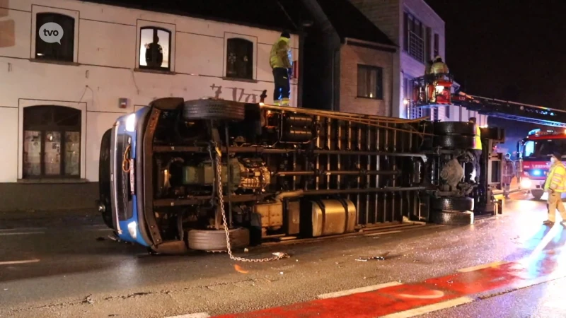 Vrachtwagen kantelt en ramt gevel in Kerksken