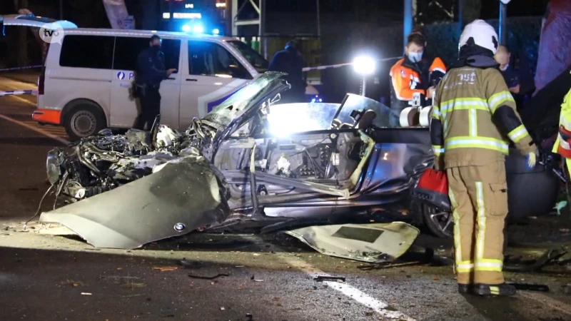 Buggenhout: Autobestuurder (41) overleeft zware klap tegen boom niet, passagier (26) kritiek