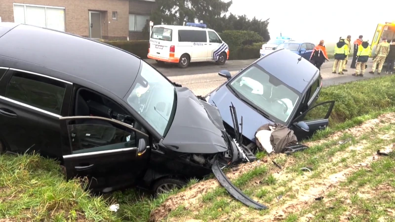 Twee auto's frontaal op elkaar in Ressegem