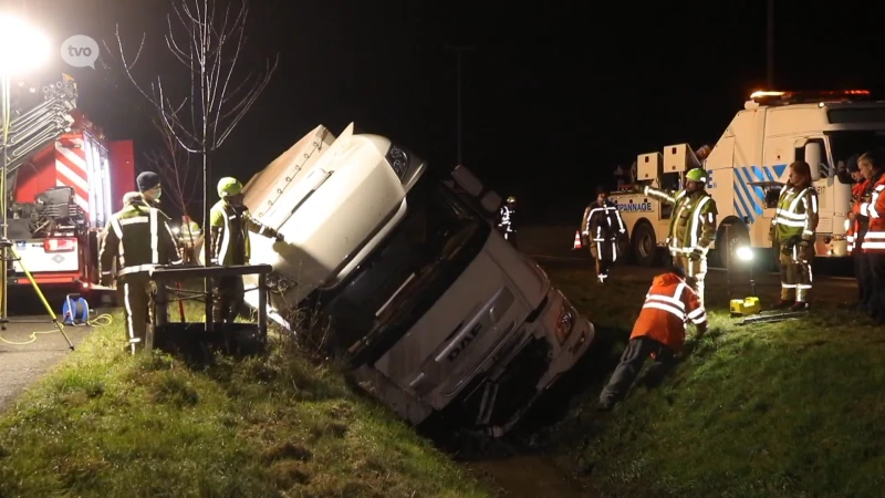 Vrachtwagen geladen met zakken suiker in gracht naast E34 in Stekene