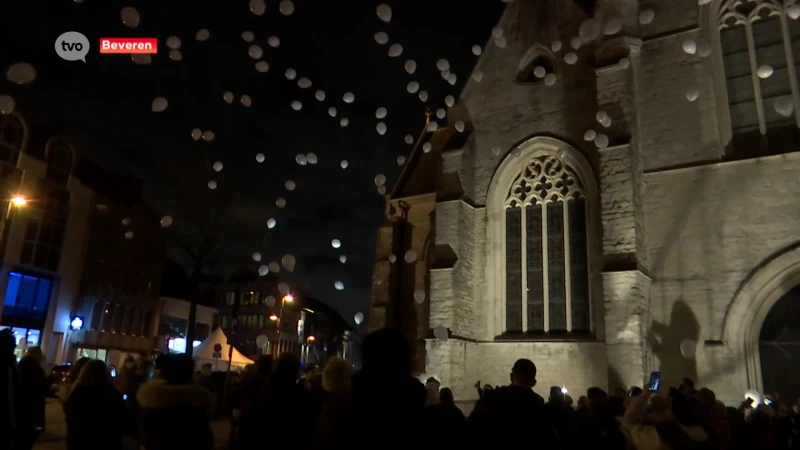 150 mensen herdenken Dean op Grote Markt in Beveren, witte balonnen gaan de lucht in