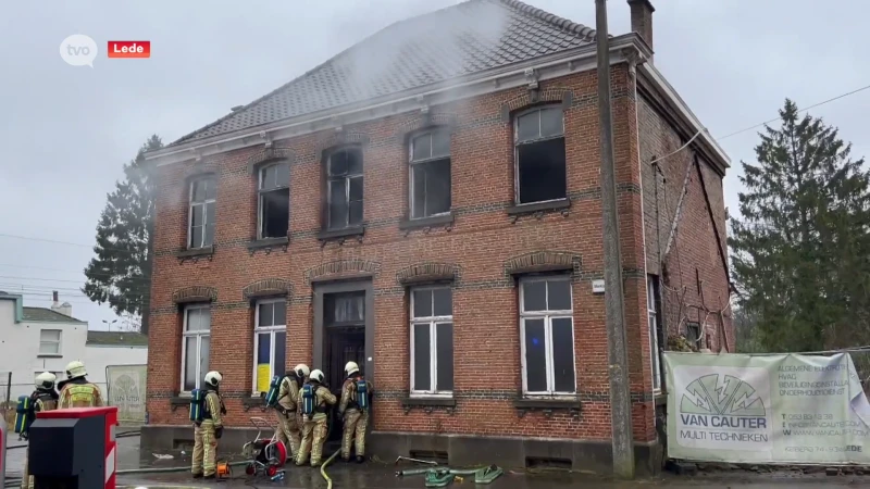 Brand in leegstaand krakerspand in Lede