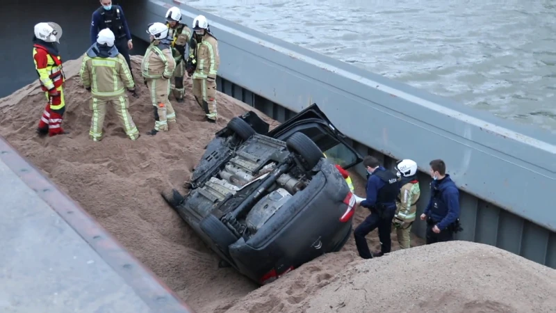Dendermonde: Bestuurster zwaargewond nadat ze met auto op boot tuimelt