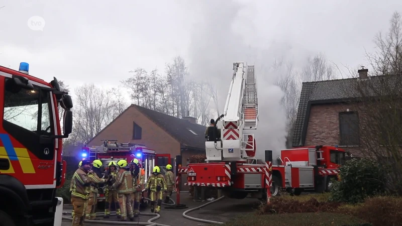 Sint-Niklaas: garage brandt volledig uit, bewoners kunnen ontkomen