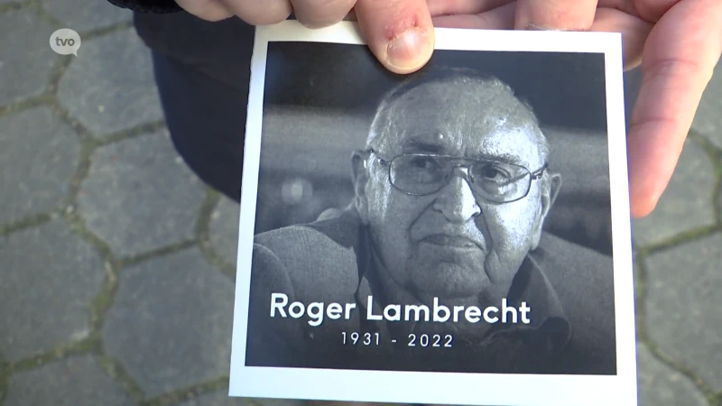 Supporters Lokeren vormen erehaag tijdens begrafenis Roger Lambrecht