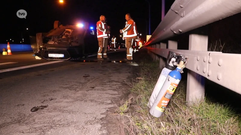 Auto over de kop op E17, wellicht nadat jongeren experimenteerden met lachgas in de auto