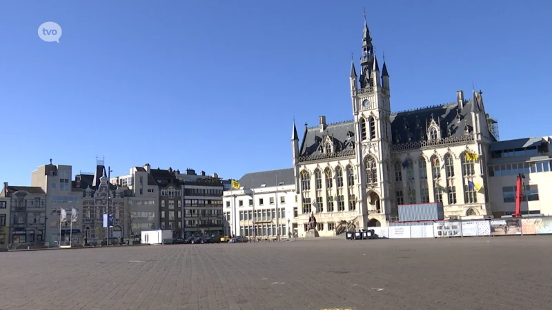 Wake en stil protest tegen oorlog in Oekraïne op Grote Markt in Sint-Niklaas